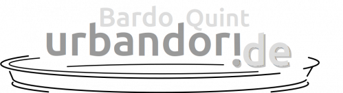 Logo Bardo Quint urbandori, wobei das i wie ein Ausrufezeichen auf dem Kopf steht. der i-Punkt ist nach unten versetzt und bildet somit den Punkt vor dem de. Alles "unterstrichen durch eine Strichzeichnung einer ovalen Schale.