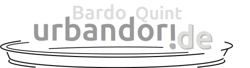 Logo Bardo Quint urbandori, wobei das i wie ein Ausrufezeichen auf dem Kopf steht. der i-Punkt ist nach unten versetzt und bildet somit den Punkt vor dem de. Alles "unterstrichen durch eine Strichzeichnung einer ovalen Schale.